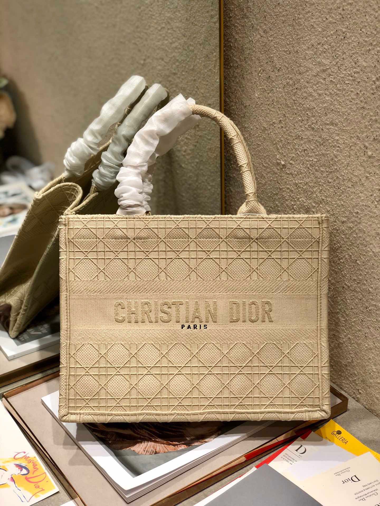 NO:720002,Event clearance, medium size, original order quality, no returns or exchanges [Grid Line Light Apricot, Medium Size] Dior book tote shopping bag This Book Tote handbag is inspired by women's creative director Maria Grazia Chiuri. It is a flagship product that embodies Dior's aesthetic. It can store a variety of daily necessities, and has a new interpretation of the Bayadere pattern mixed effect D-Stripes pattern embroidery, which is more fashionable. The front is decorated with 'Christian  Dior” logo, which fully reflects Dior’s exquisite craftsmanship. Style number 1286, size 36×28 cm, special price, dior19860909活动大清仓,中号 原单品质,不支持退换【方格线浅杏 中号】 Dior book tote 购物袋 这款Book Tote手袋灵感来自女装创意总监玛丽亚·嘉茜娅·蔻丽（Maria Grazia Chiuri）是体现Dior审美的主打产品.可收纳各种日常用品,全新演绎Bayadere图案混合效果D-Stripes图案刺绣,更具时尚风范.正面饰以“Christian Dior”标志,充分体现了Dior的精湛工艺. 款号1286 尺寸36×28 cm,特价,dior,Bag