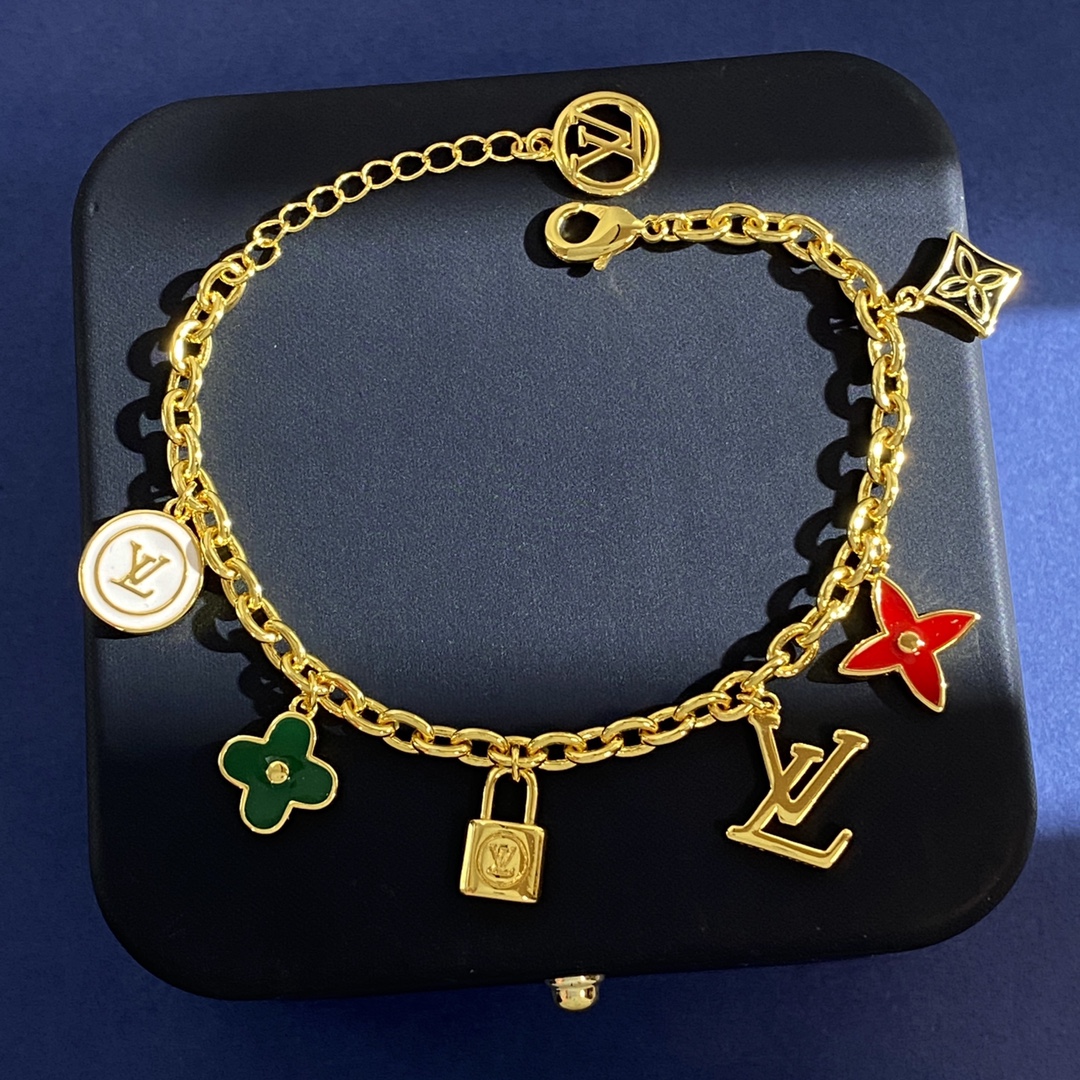 Louis Vuitton LV 路易威登韩版精美灵动多挂件几何珐琅彩釉四叶花菱形花光面锁头LV字母手链 黄铜材质 3个色