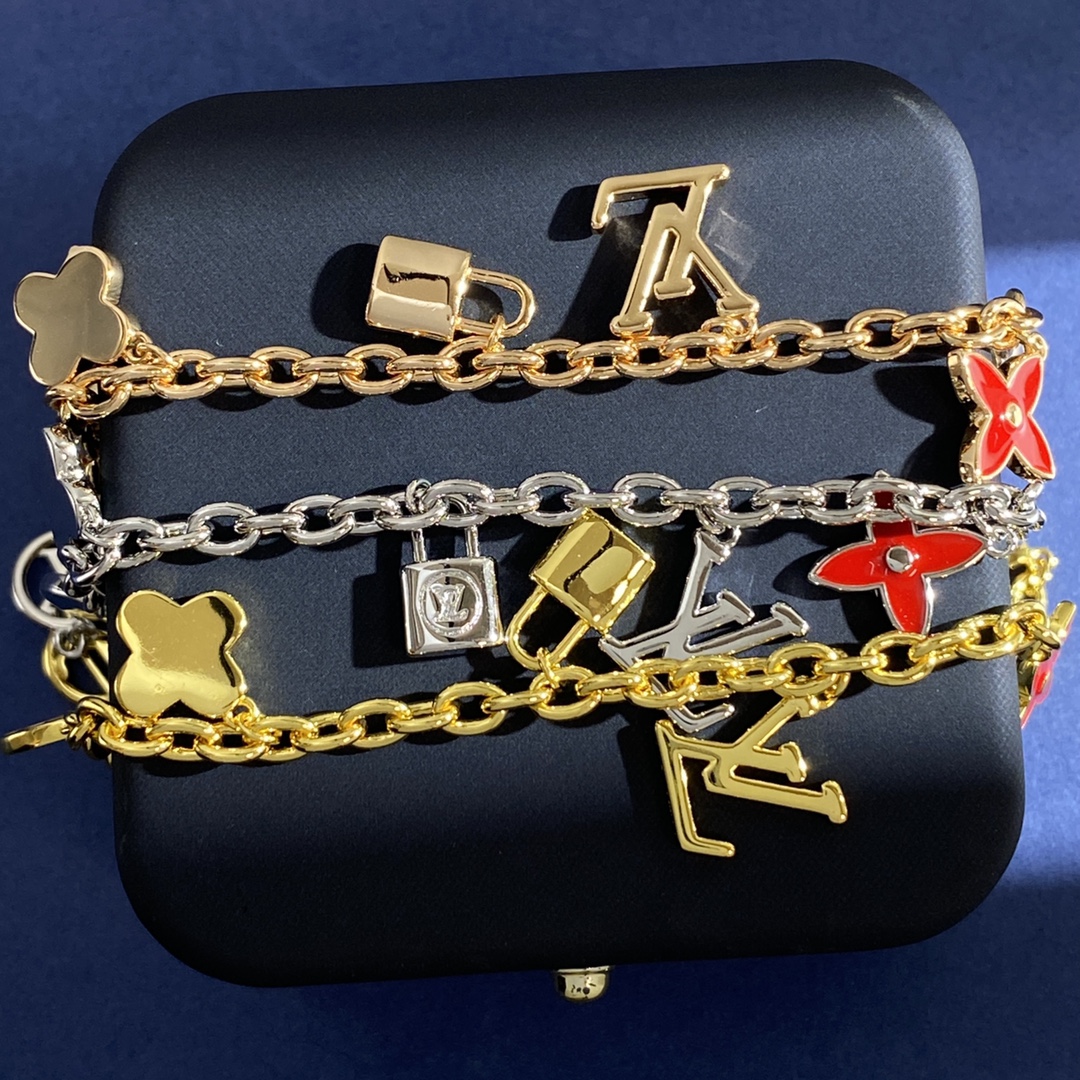 Louis Vuitton LV 路易威登韩版精美灵动多挂件几何珐琅彩釉四叶花菱形花光面锁头LV字母手链 黄铜材质 3个色