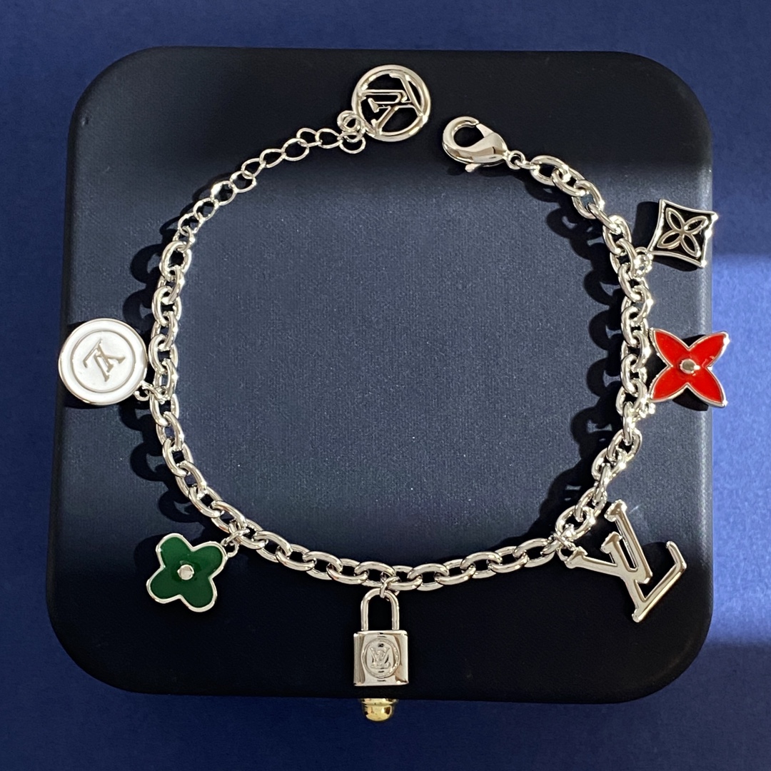 Louis Vuitton LV 路易威登韩版精美灵动多挂件几何珐琅彩釉四叶花菱形花光面锁头LV字母手链 黄铜材质 3个色
