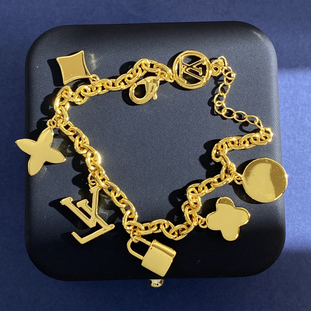 Louis Vuitton LV 路易威登韩版精美灵动多挂件几何珐琅彩釉四叶花菱形花光面锁头LV字母手链 黄铜材质 3个色