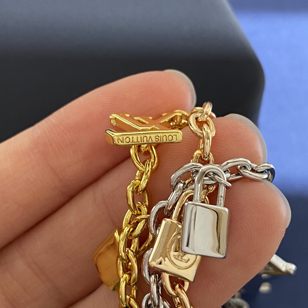 Louis Vuitton LV 路易威登韩版精美灵动多挂件几何珐琅彩釉四叶花菱形花光面锁头LV字母手链 黄铜材质 3个色