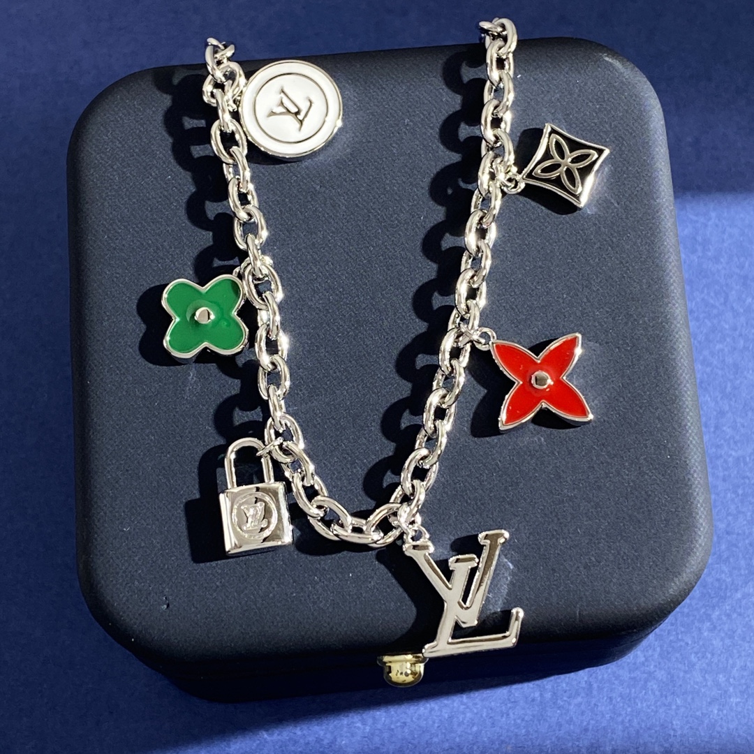 Louis Vuitton LV 路易威登韩版精美灵动多挂件几何珐琅彩釉四叶花菱形花光面锁头LV字母手链 黄铜材质 3个色