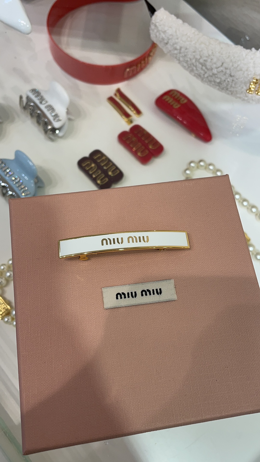 NO:632284,Single piece 88180. Today’s new purchase is from yb. New white enamel gold letter spring clip hairpin. Cute and cute rich daughter’s wind clip. Can be used to clip bangs and broken hair. Practical and beautiful. Exclusive purchase from yb. Customized. Consistent brass material. Top version, hairpins, Cardia high-end jewelry.19860909单只88180.今日新品购入yb 新款白色珐琅金色字母弹簧夹发夹 又乖巧又可爱的富家千金风边夹 可以用来夹刘海、碎发 实用又好看 独家购入yb定制 一致黄铜材质  顶级版本,,hairpins,卡迪亚高端饰品,Jewelry