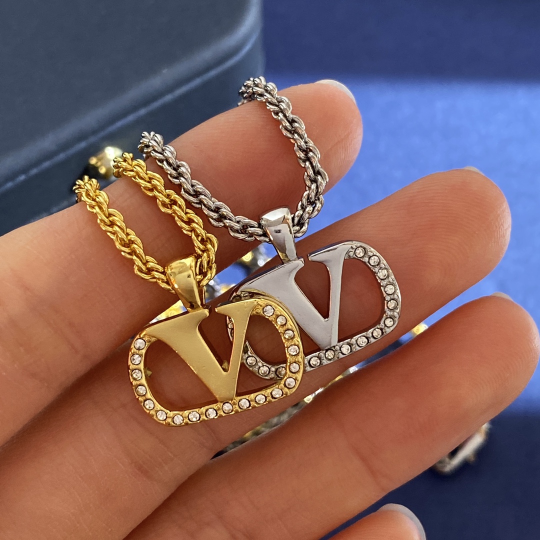 Valentino 华伦天奴Valentino韩版 轻奢微镶钻V字母项链 黄铜材质电镀18k金 2个色：金色 银色