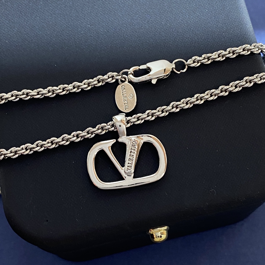 Valentino 华伦天奴Valentino韩版 轻奢微镶钻V字母项链 黄铜材质电镀18k金 2个色：金色 银色