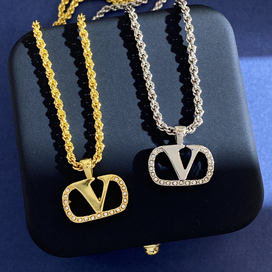 Valentino 华伦天奴Valentino韩版 轻奢微镶钻V字母项链 黄铜材质电镀18k金 2个色：金色 银色