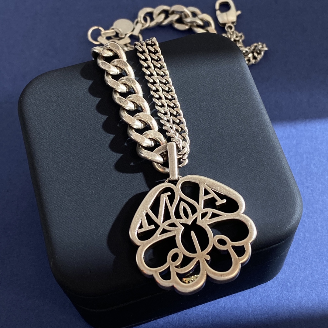 Alexander McQueen 亚力山大MQ麦昆欧美 字母花型镂空吊坠双层链条项链 黄铜材料 2个色