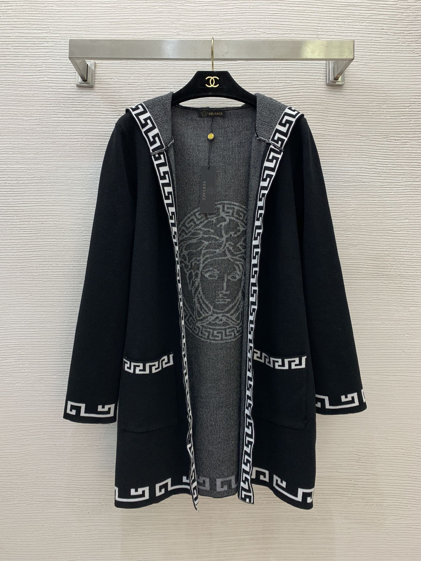 NO:436266,Model number D24121873 Versac* new style classic Medusa round head style fashionable loose hooded knitted cardigan mid-length jacket!  Black, brown, off-white, (M size bust 108, sleeve length 62, clothing length 83) hair l, versace, jackets & coats, hats, alexander wang19860909款号D24121873 Versac*新款 经典美杜莎圆头像时尚宽松连帽针织开衫中长款外套！黑色、棕色、灰白色、（M码胸围108,袖长62,衣长83）发l,,versace,jackets & coats,hats,alexander wang,Women's clothing