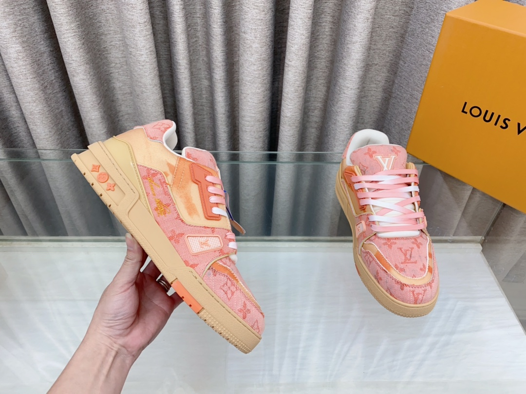 Louis Vuitton 2024新款 LV Trainer Maxi运动鞋将成衣系列的宽松廓形引入VirgilAbloh笔下的LVTrainer运动鞋设计