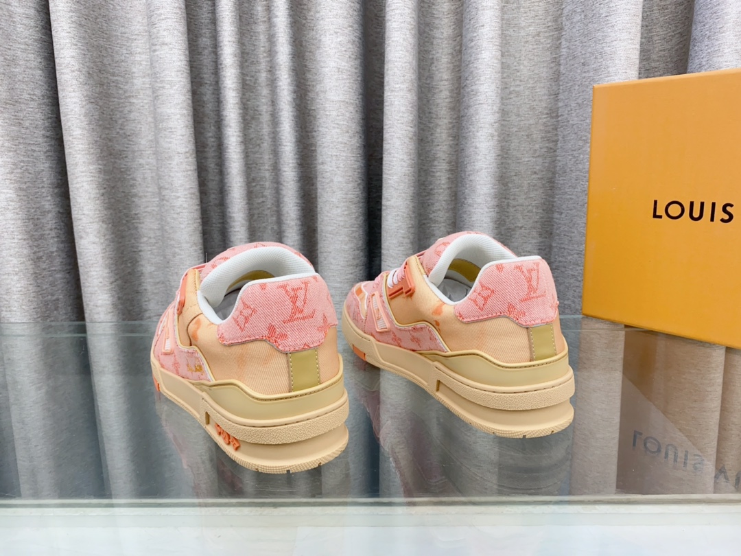Louis Vuitton 2024新款 LV Trainer Maxi运动鞋将成衣系列的宽松廓形引入VirgilAbloh笔下的LVTrainer运动鞋设计