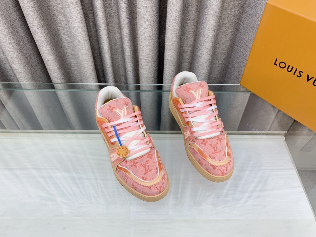 Louis Vuitton 2024新款 LV Trainer Maxi运动鞋将成衣系列的宽松廓形引入VirgilAbloh笔下的LVTrainer运动鞋设计