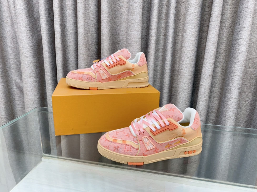 Louis Vuitton 2024新款 LV Trainer Maxi运动鞋将成衣系列的宽松廓形引入VirgilAbloh笔下的LVTrainer运动鞋设计
