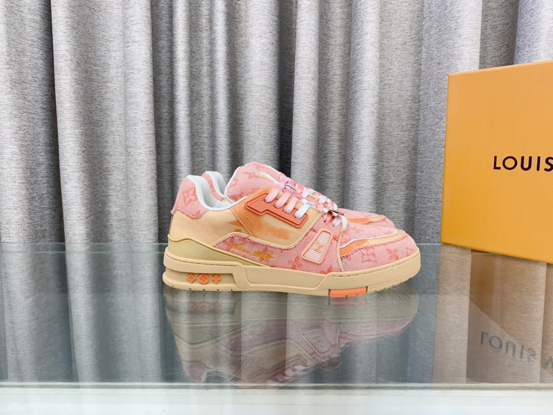 Louis Vuitton 2024新款 LV Trainer Maxi运动鞋将成衣系列的宽松廓形引入VirgilAbloh笔下的LVTrainer运动鞋设计