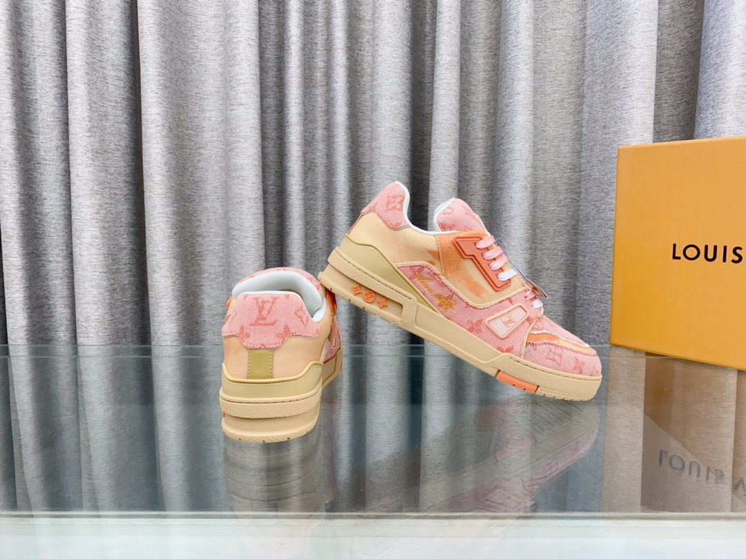 Louis Vuitton 2024新款 LV Trainer Maxi运动鞋将成衣系列的宽松廓形引入VirgilAbloh笔下的LVTrainer运动鞋设计