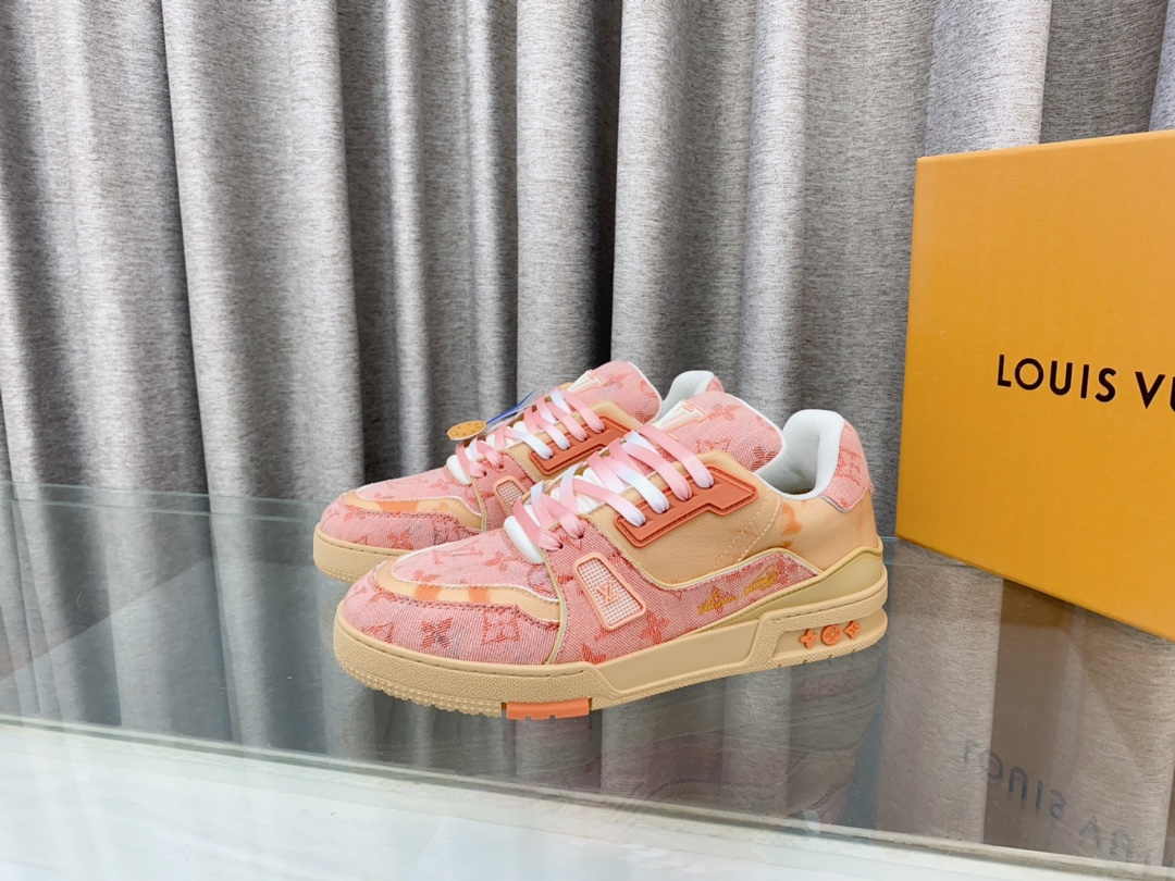Louis Vuitton 2024新款 LV Trainer Maxi运动鞋将成衣系列的宽松廓形引入VirgilAbloh笔下的LVTrainer运动鞋设计