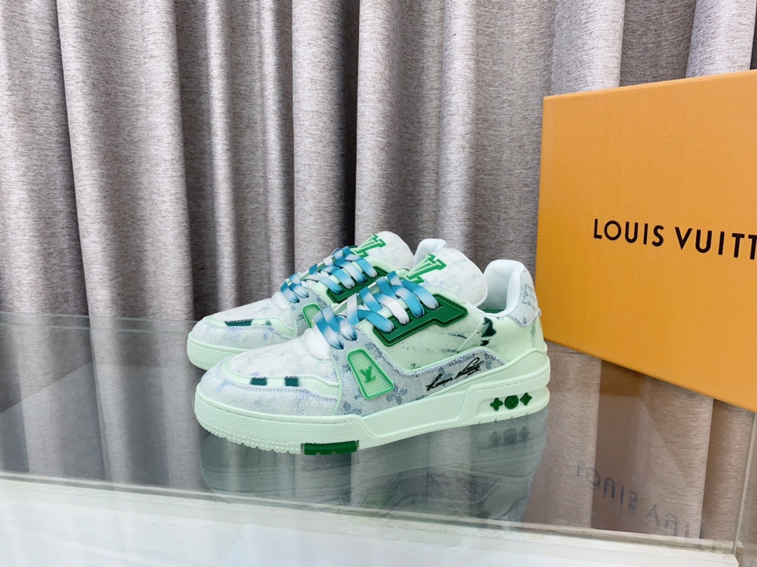 Louis Vuitton 2024新款 LV Trainer Maxi运动鞋将成衣系列的宽松廓形引入VirgilAbloh笔下的LVTrainer运动鞋设计
