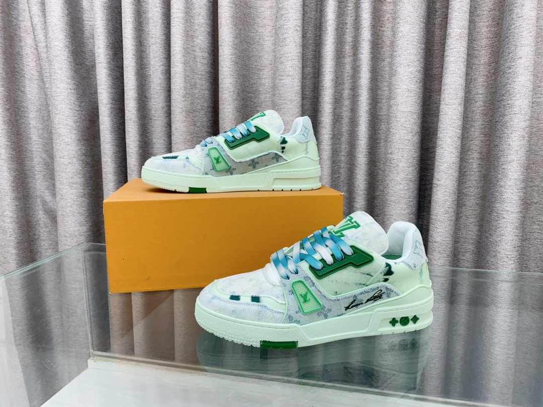 Louis Vuitton 2024新款 LV Trainer Maxi运动鞋将成衣系列的宽松廓形引入VirgilAbloh笔下的LVTrainer运动鞋设计