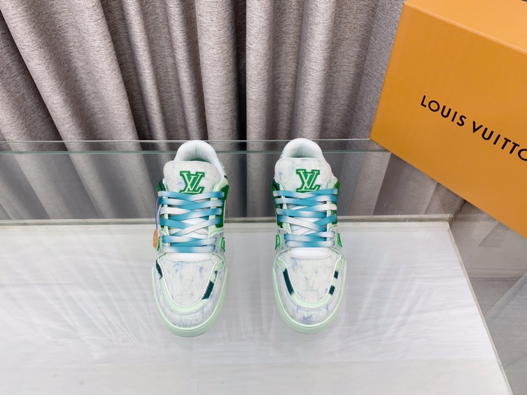 Louis Vuitton 2024新款 LV Trainer Maxi运动鞋将成衣系列的宽松廓形引入VirgilAbloh笔下的LVTrainer运动鞋设计