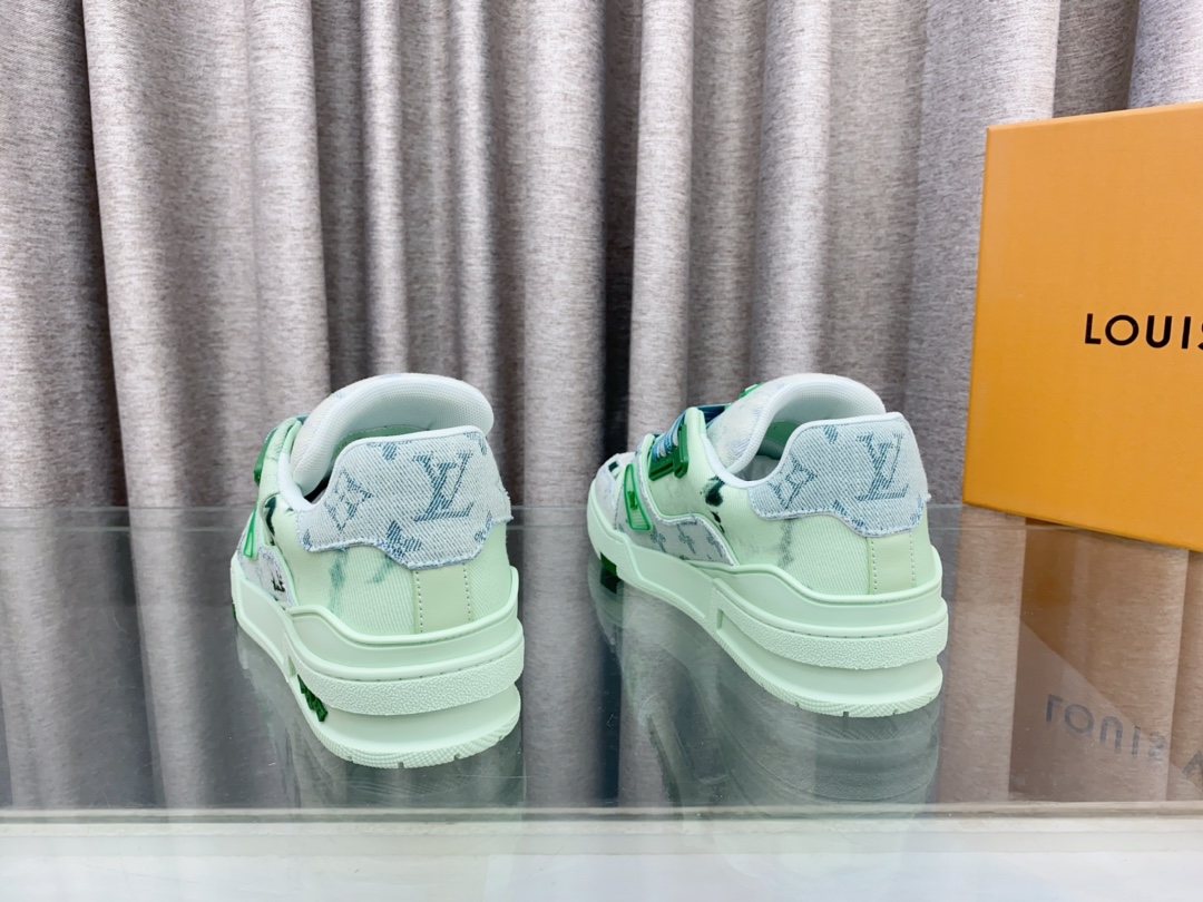 Louis Vuitton 2024新款 LV Trainer Maxi运动鞋将成衣系列的宽松廓形引入VirgilAbloh笔下的LVTrainer运动鞋设计