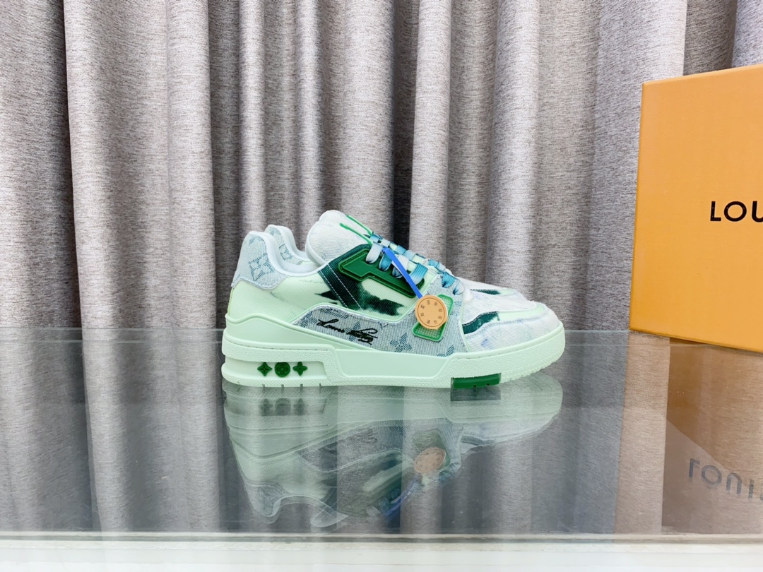 Louis Vuitton 2024新款 LV Trainer Maxi运动鞋将成衣系列的宽松廓形引入VirgilAbloh笔下的LVTrainer运动鞋设计