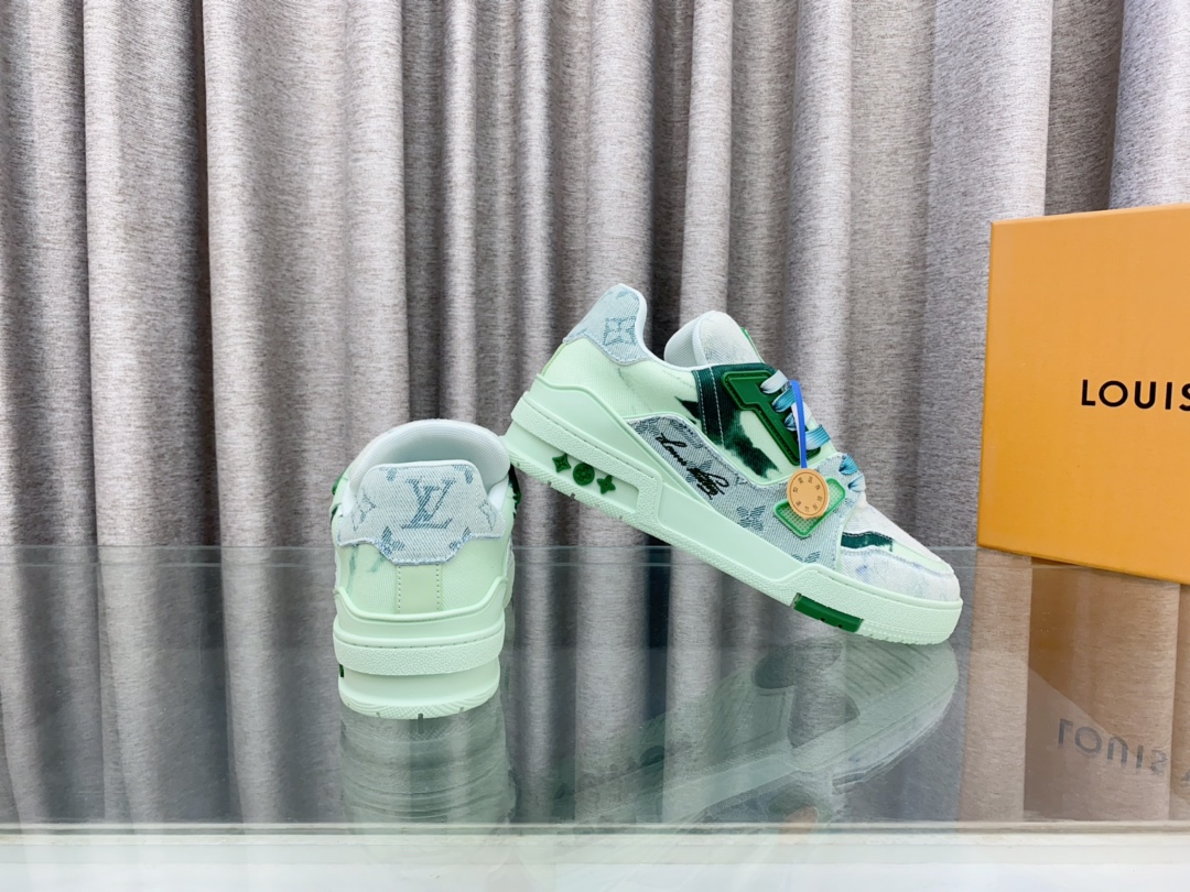 Louis Vuitton 2024新款 LV Trainer Maxi运动鞋将成衣系列的宽松廓形引入VirgilAbloh笔下的LVTrainer运动鞋设计