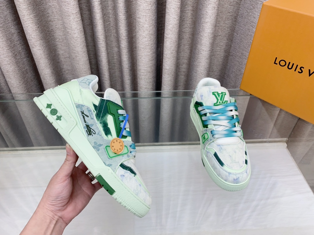 Louis Vuitton 2024新款 LV Trainer Maxi运动鞋将成衣系列的宽松廓形引入VirgilAbloh笔下的LVTrainer运动鞋设计
