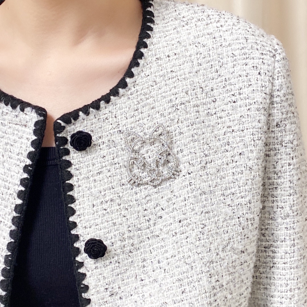 NO:108156,CHANEL Xiaoxiang The new style of the kitten full of diamond Chanel brooch is the jewelry that understands women the most. Women who devote all their efforts to be themselves often cherish the meaning of the brooch more. Ms. Chanel pinned the brooch on the hat and told the fashionable ladies who imitated her [the brooch is very practical. It can be pinned on the suit collar, pocket, hat, belt or evening dress. The jewelry is fine, chanel, chanel, business suit, brooch, breastpin, hats19860909CHANEL小香 专柜新款小猫咪满钻香奈儿胸针,是最懂女人的饰物.那些倾注了全部心血去做自己的女人,往往更珍惜胸针的意义.香奈儿女士把胸针别在帽子上,并告诉那些模仿她的时髦女士们[胸针可是非常实用,它可以别在西装领上、口袋上、帽子上、腰带上或者是晚礼服上,饰品精品,chanel,chanel,business suit,brooch，breastpin,hats,Jewelry