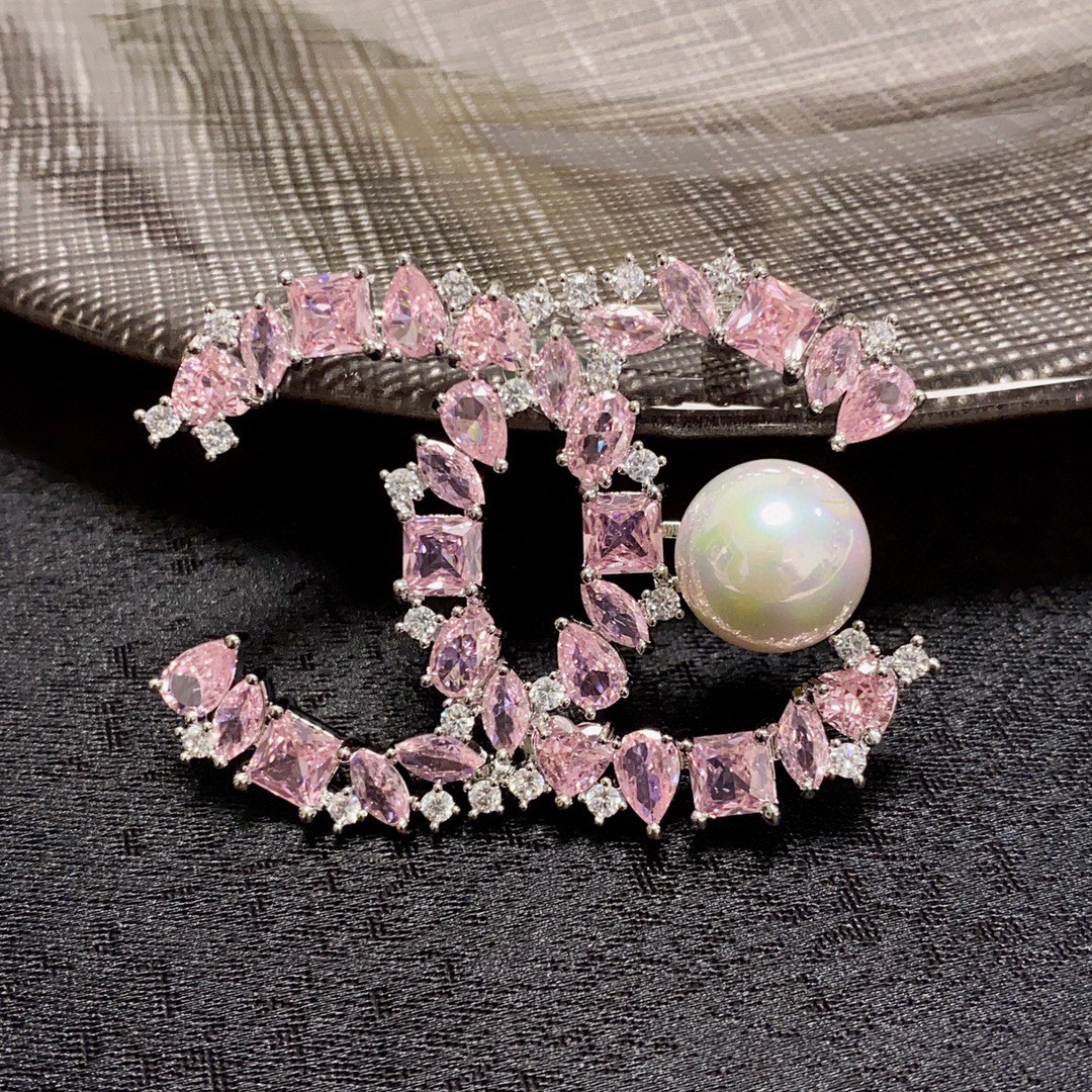 Chanel’s Latest Fragrance: Women’s Ornament with Fresh-Water Pearl and Chanel Pin - 图片 7