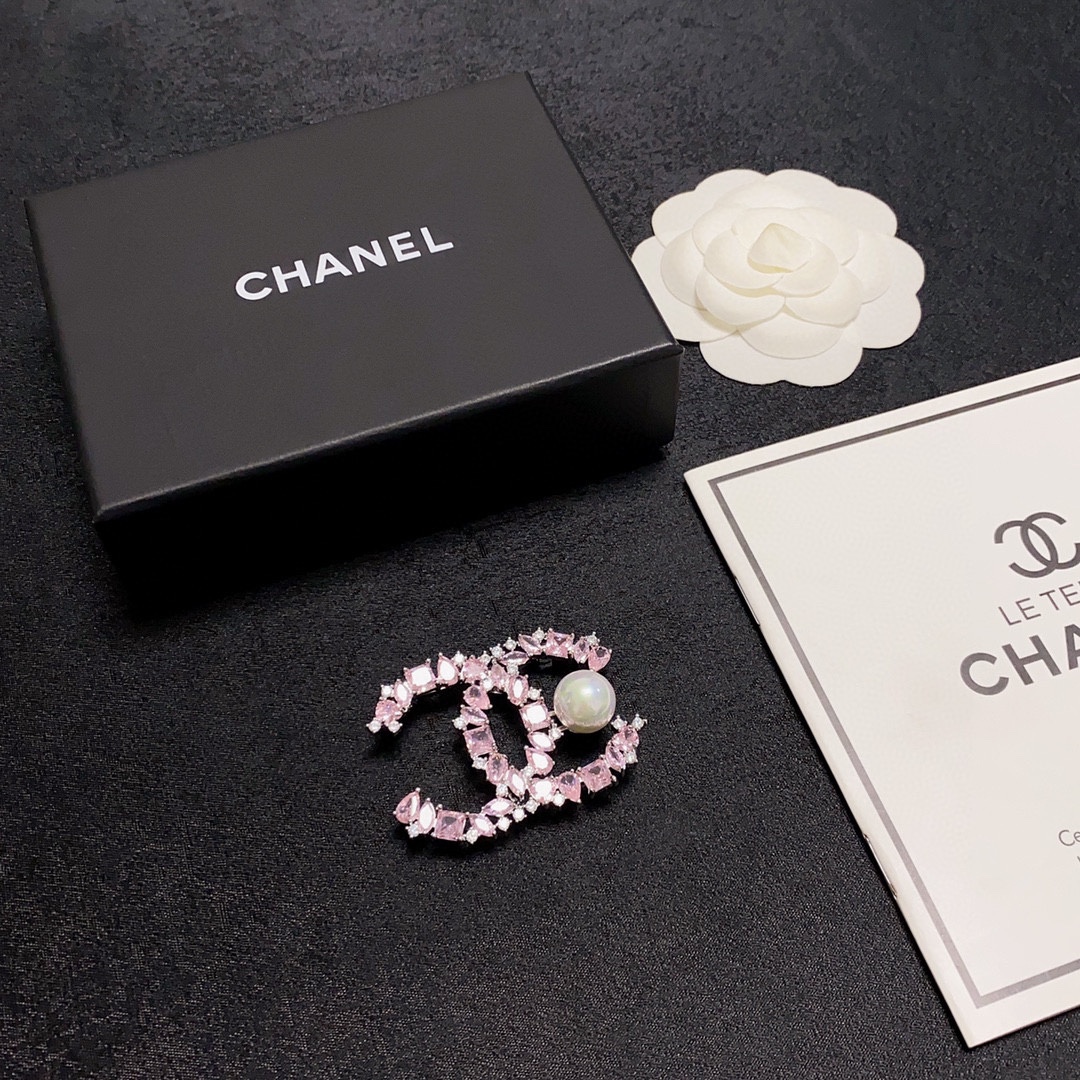 Chanel’s Latest Fragrance: Women’s Ornament with Fresh-Water Pearl and Chanel Pin - 图片 9