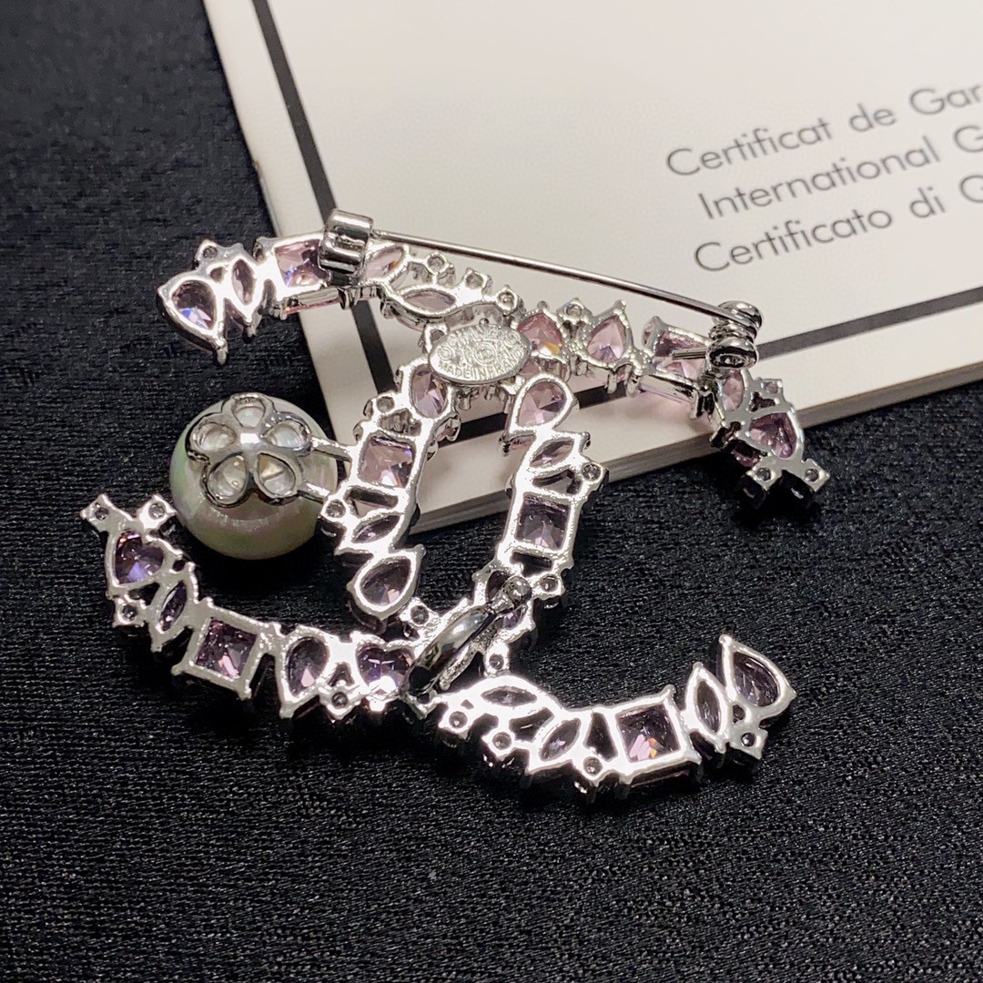 Chanel’s Latest Fragrance: Women’s Ornament with Fresh-Water Pearl and Chanel Pin - 图片 5