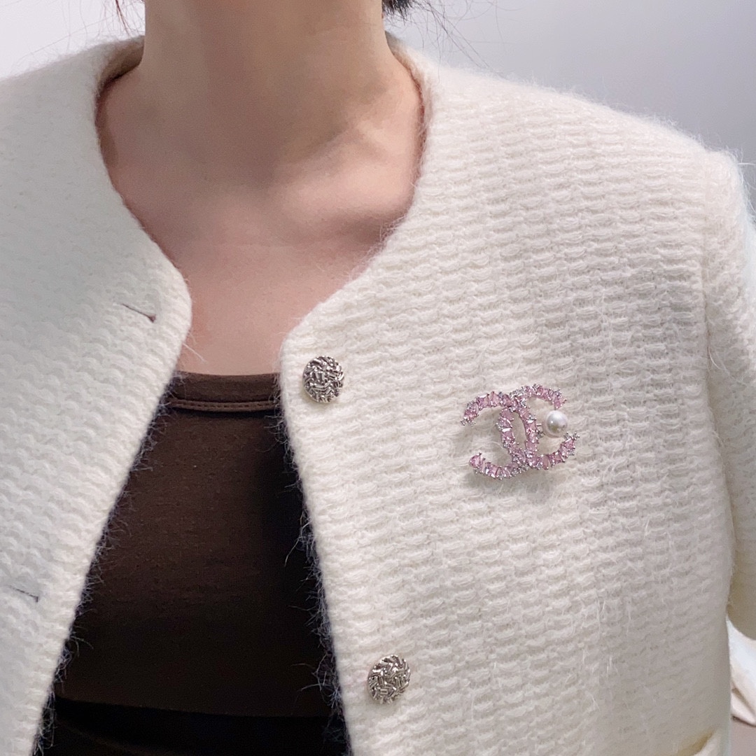 Chanel’s Latest Fragrance: Women’s Ornament with Fresh-Water Pearl and Chanel Pin - 图片 3