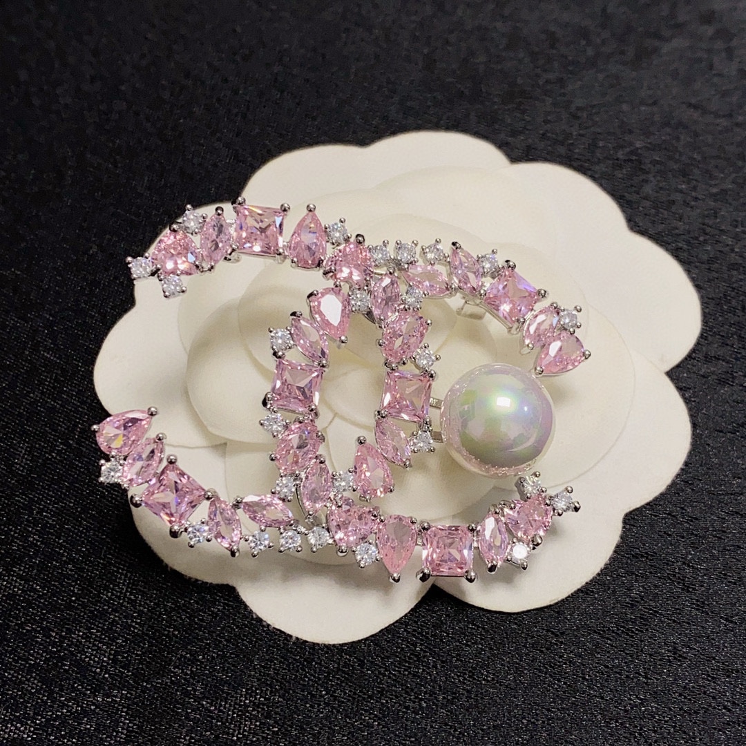 Chanel’s Latest Fragrance: Women’s Ornament with Fresh-Water Pearl and Chanel Pin - 图片 4