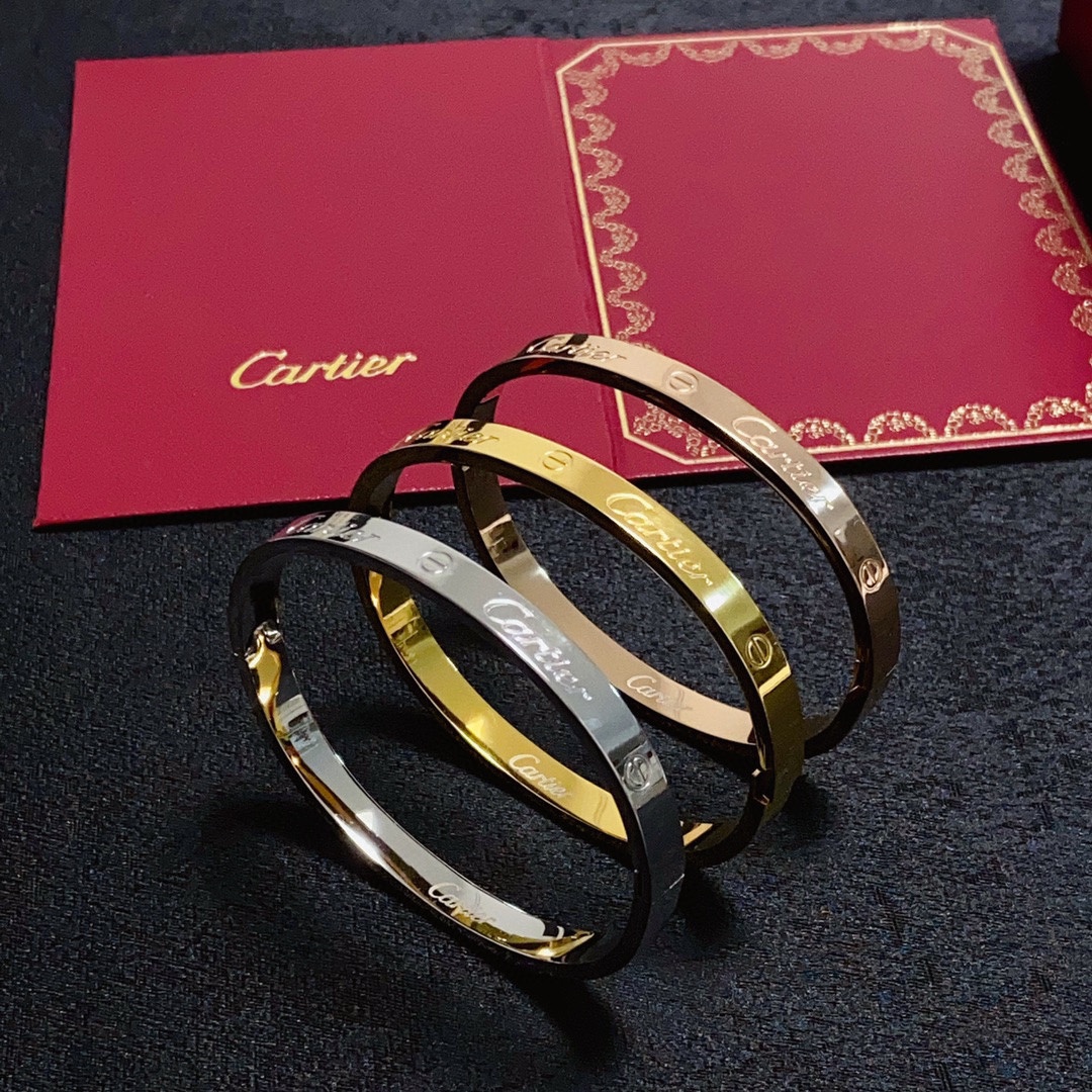 NO:113810,Cartier's latest release on the official website of Cartier. The popular narrow version of the medium-sized bracelet is imported from the 18k high-end customization top-level craftsmanship. The counter logo is clear and the 360-degree no blind spots!  Brand new narrow version design makes it more exquisite ~ Such beautiful things You must have super white, fine jewelry, cartier, cartier, bracelet19860909Cartier 卡地亚官网最新发布 火爆窄版细款中号手镯进口精工保色18k高端定制顶级工艺 专柜logo刻字清晰 360度无死角！全新的窄版设计 更显精致～如此美物 你必须拥有超级显白,饰品精品,cartier,cartier,bracelet,Jewelry