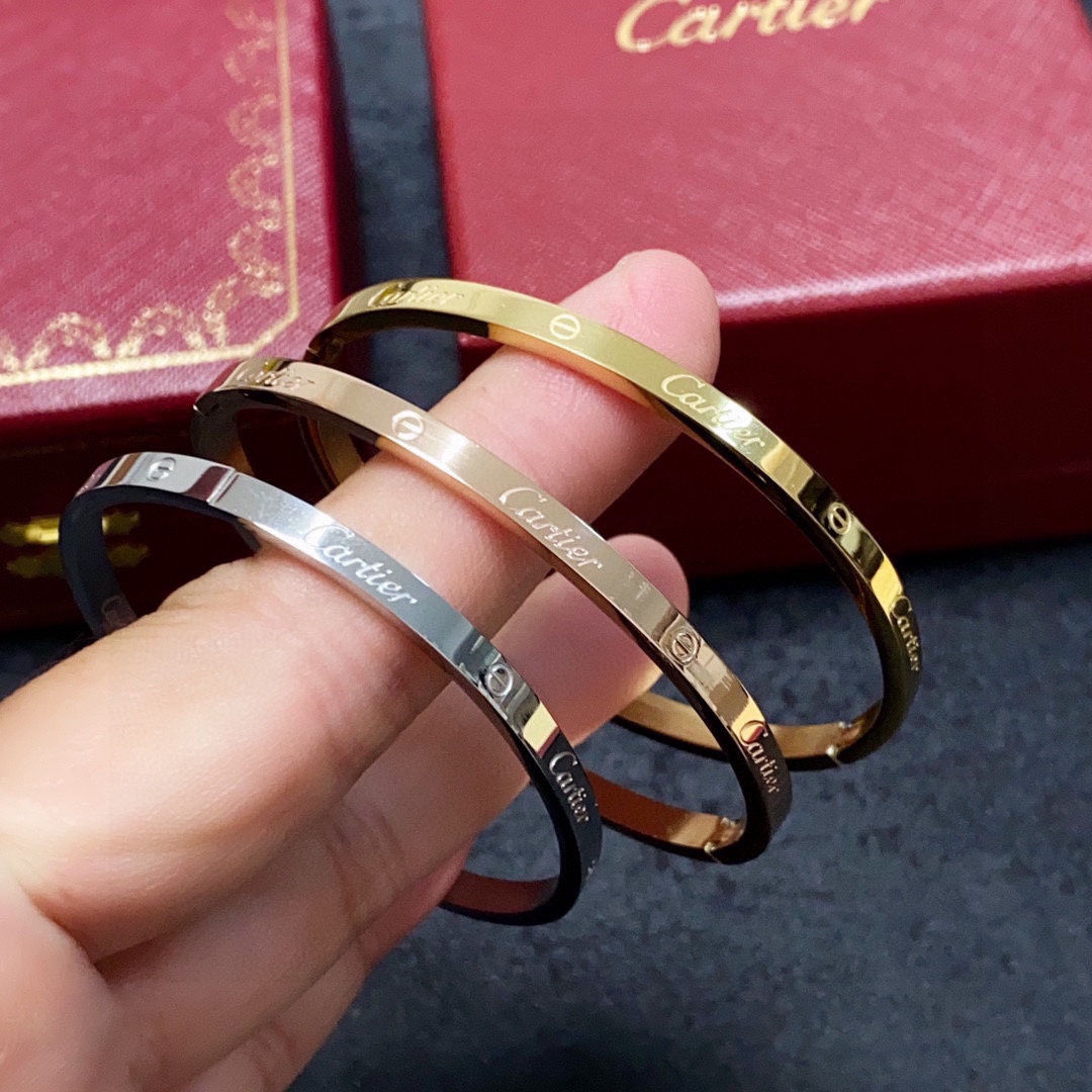 NO:108161,Cartier's latest release on the official website of Cartier. The popular narrow version of the fine bracelet imported from the 18k high-end customization top-level craftsmanship. The counter logo is clear and the 360-degree no blind spots!  Brand new narrow version design makes it more exquisite ~ Such beautiful things You must have super white, fine jewelry, cartier, cartier, bracelet19860909Cartier 卡地亚官网最新发布 火爆窄版细款手镯进口精工保色18k高端定制顶级工艺 专柜logo刻字清晰 360度无死角！全新的窄版设计 更显精致～如此美物 你必须拥有超级显白,饰品精品,cartier,cartier,bracelet,Jewelry