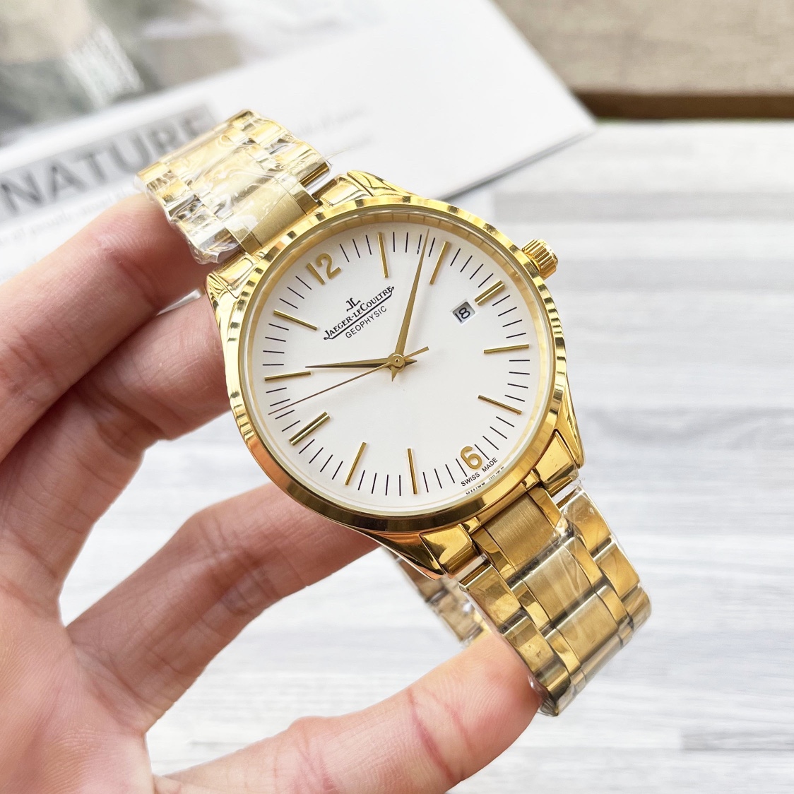 Luxury White Gill Watch with Gold Steel Belt: Review and Features - 图片 6