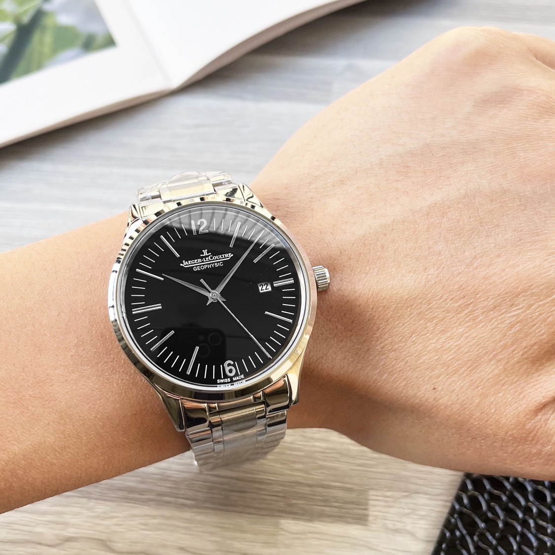 Luxury White Gill Watch with Gold Steel Belt: Review and Features - 图片 3