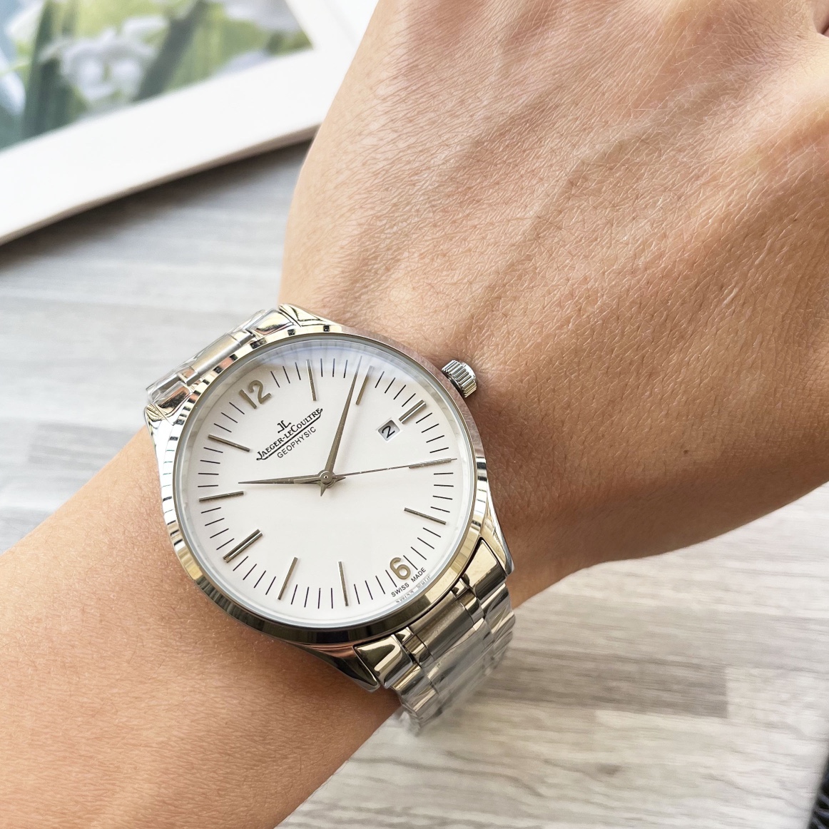 Luxury White Gill Watch with Gold Steel Belt: Review and Features - 图片 2