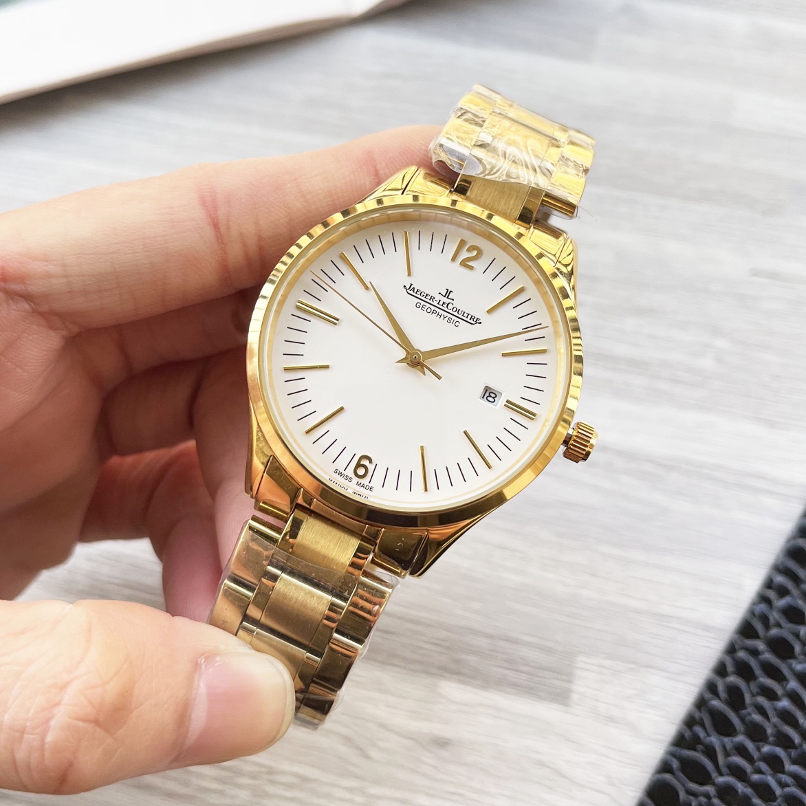 Luxury White Gill Watch with Gold Steel Belt: Review and Features - 图片 4