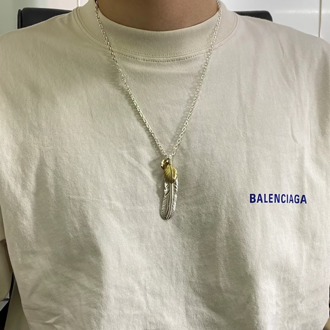NO:108607,[New Products are on the Shelves] Goro’s Takahashi Goro’s Golden Feather Cross Pendant, Takahashi Classic Necklace, Top Version, Accepted Exclusive Shooting, Focus on the High-end Market, Kuaishou/ins/Xiaohongshu Hot Style, absolutely different from the ordinary version!  The details of the picture product are consistent with ZP!  Original production process, precision quality, purely handmade, authentic model opening, fashion essentials, both men and women can wear, same couple style, rock punk silver style, retro elements, trendy and versatile, same style on the official website, fine jewelry, necklace19860909批【新品上架】Goro’s高桥吾郎上金羽毛十字架吊坠,高桥经典项链,顶级版本,认准独家拍摄,主攻高端市场 ,快手/ins/小红书热门款,绝对区别普通版本！图片产品细节与ZP一致！原版制作工艺 精工品质 纯手工打造 ～正品开模潮流时尚必备 男女均可佩戴 情侣款同款 摇滚朋克泰银风格 复古元素 潮流百搭 官网同款,饰品精品,necklace,Jewelry