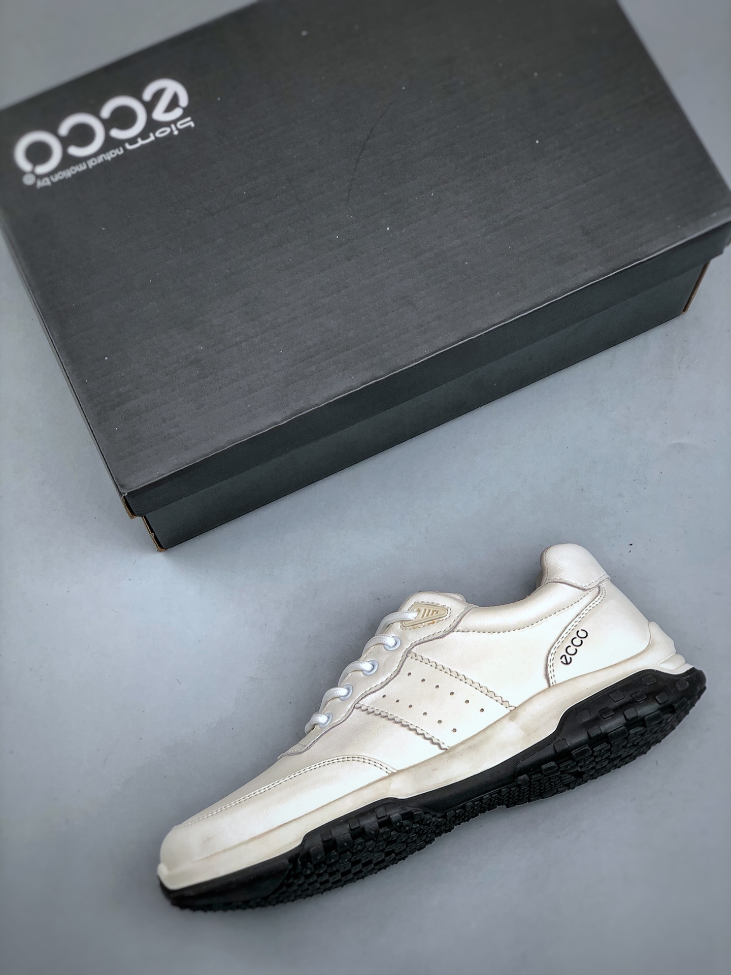 Ecco 爱步 经典和现代工艺品质融合 精选小牛皮面料 百搭休闲老爹鞋 舒适性相当不错 版型楦型非常到位上脚 专柜热销款 独有鞋型设计 3