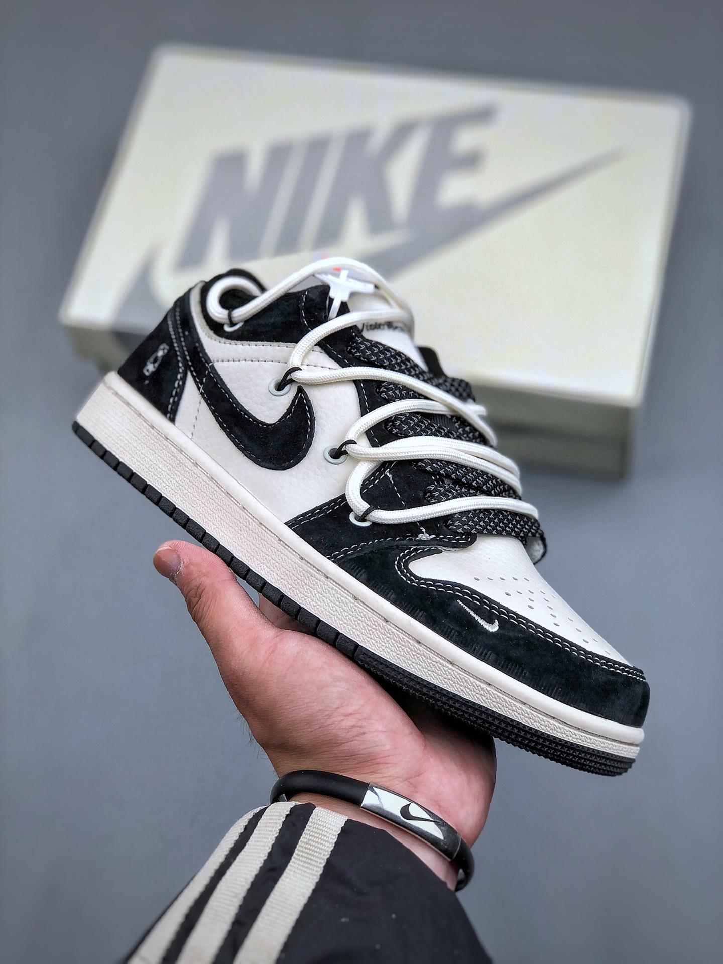 Local store DAir Jordan 1 Retro Low x Bearbrick Violent Bear Rice White - Shoe