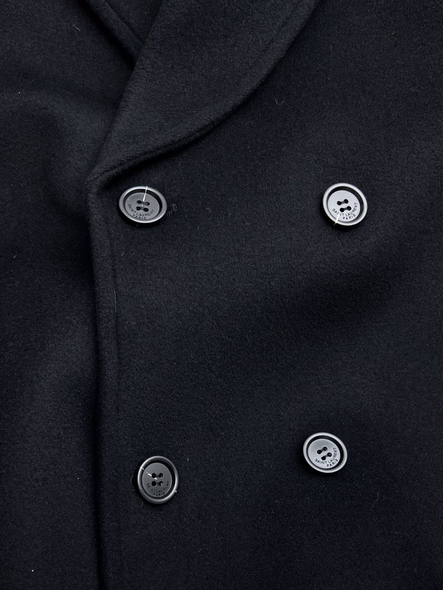 High-Quality Saint Laurent Female Suit: Wool Coat with Double-Button Front and Wide Collars - 图片 5