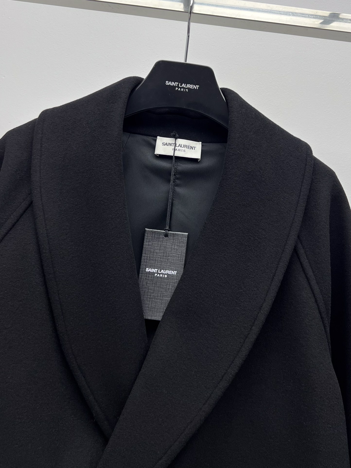 High-Quality Saint Laurent Female Suit: Wool Coat with Double-Button Front and Wide Collars - 图片 2
