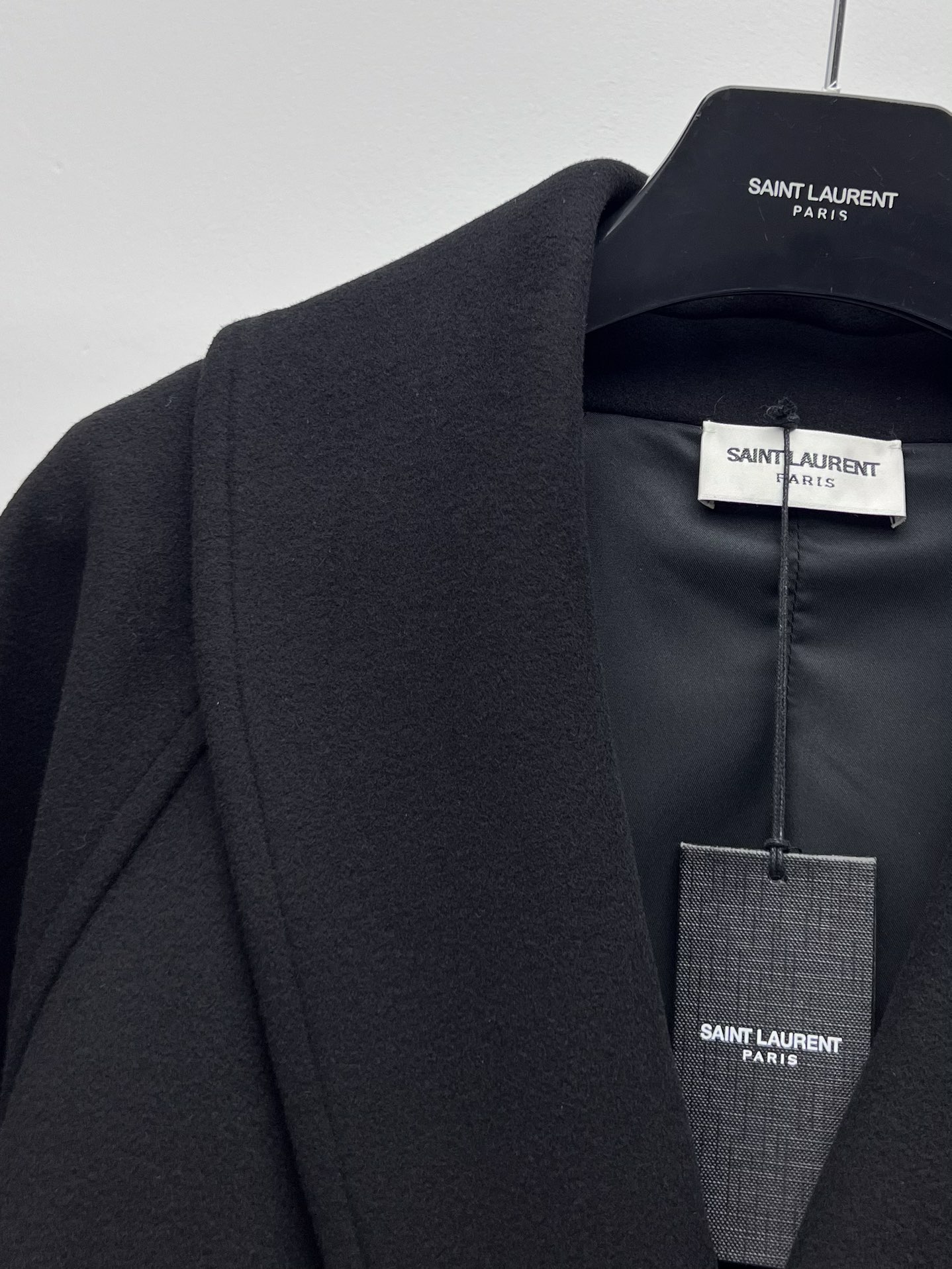 High-Quality Saint Laurent Female Suit: Wool Coat with Double-Button Front and Wide Collars - 图片 3