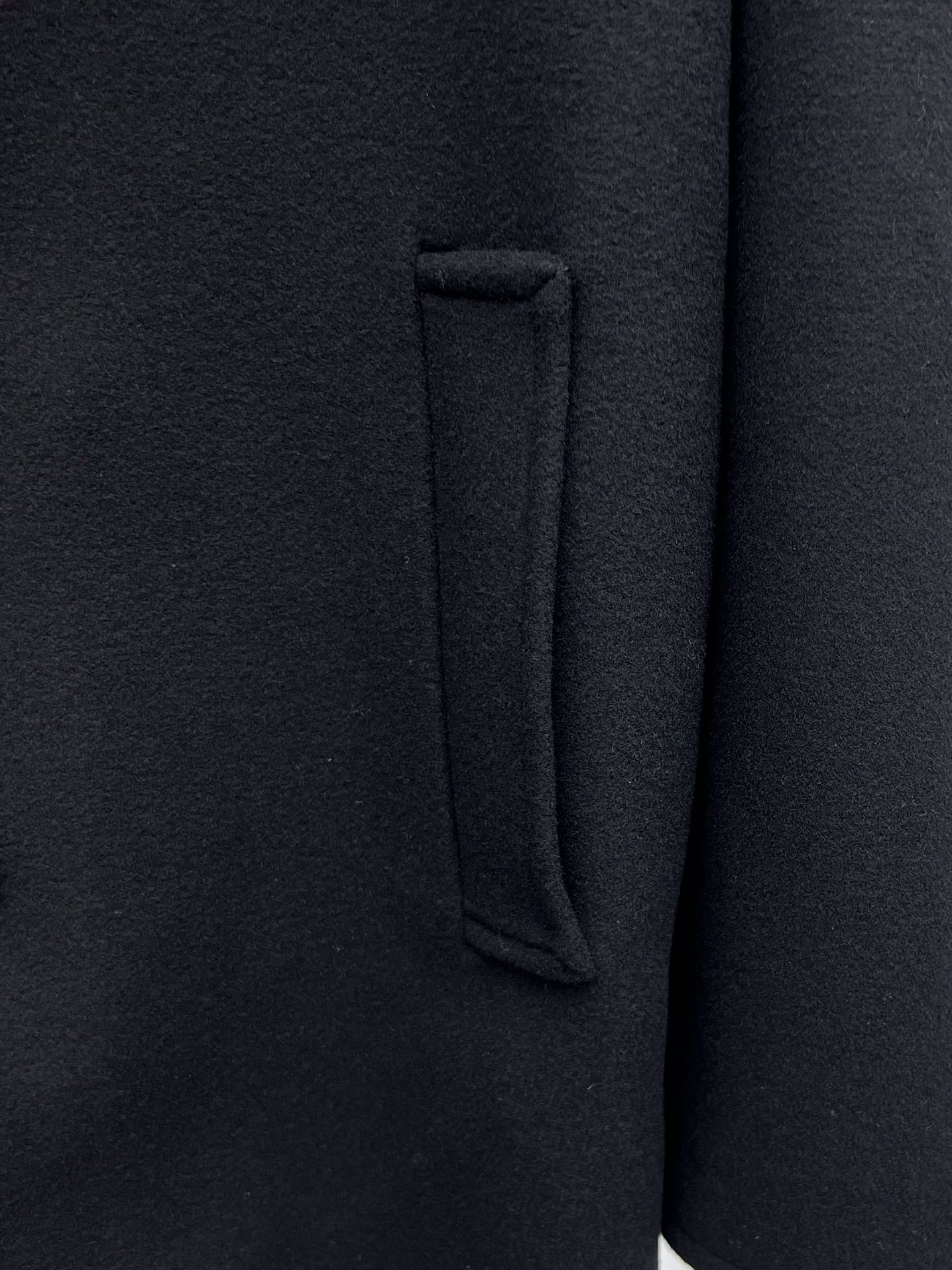 High-Quality Saint Laurent Female Suit: Wool Coat with Double-Button Front and Wide Collars - 图片 6
