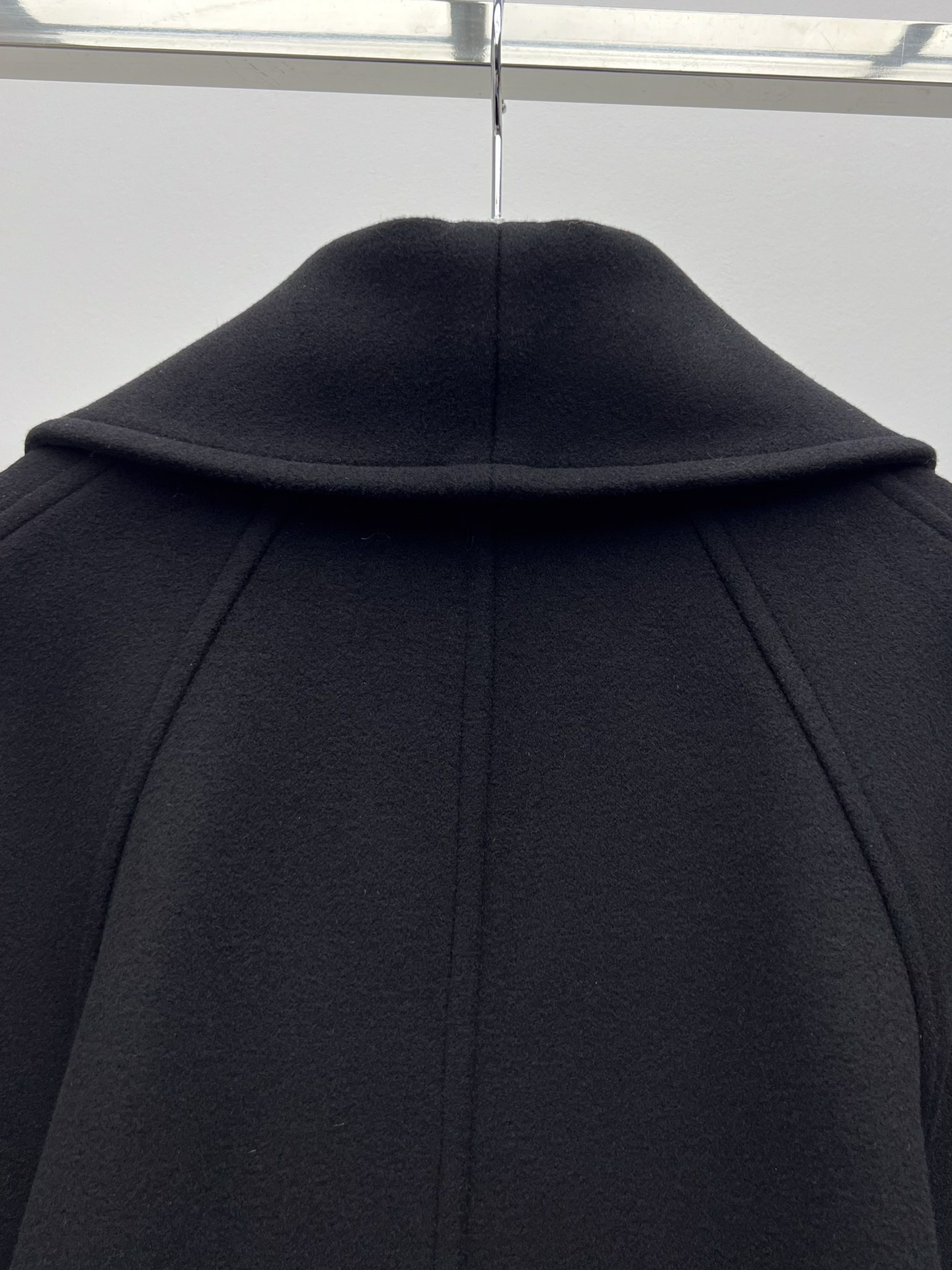 High-Quality Saint Laurent Female Suit: Wool Coat with Double-Button Front and Wide Collars - 图片 8