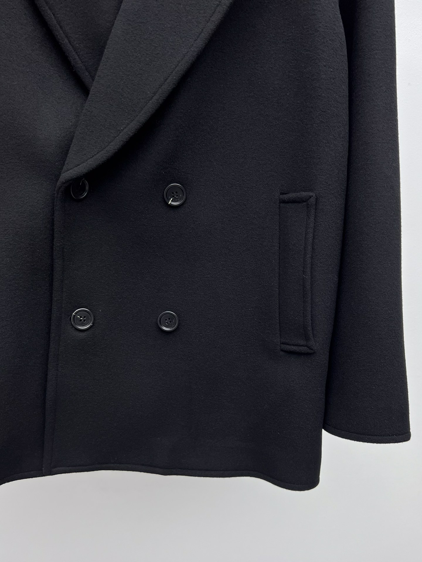 High-Quality Saint Laurent Female Suit: Wool Coat with Double-Button Front and Wide Collars - 图片 4