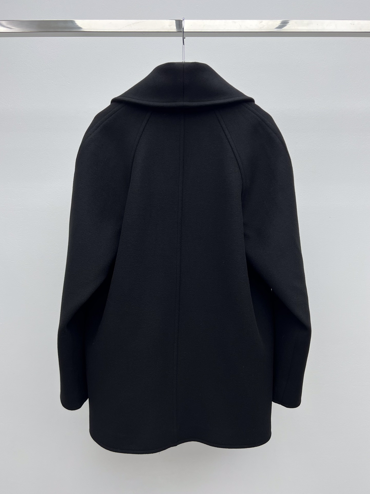 High-Quality Saint Laurent Female Suit: Wool Coat with Double-Button Front and Wide Collars - 图片 7