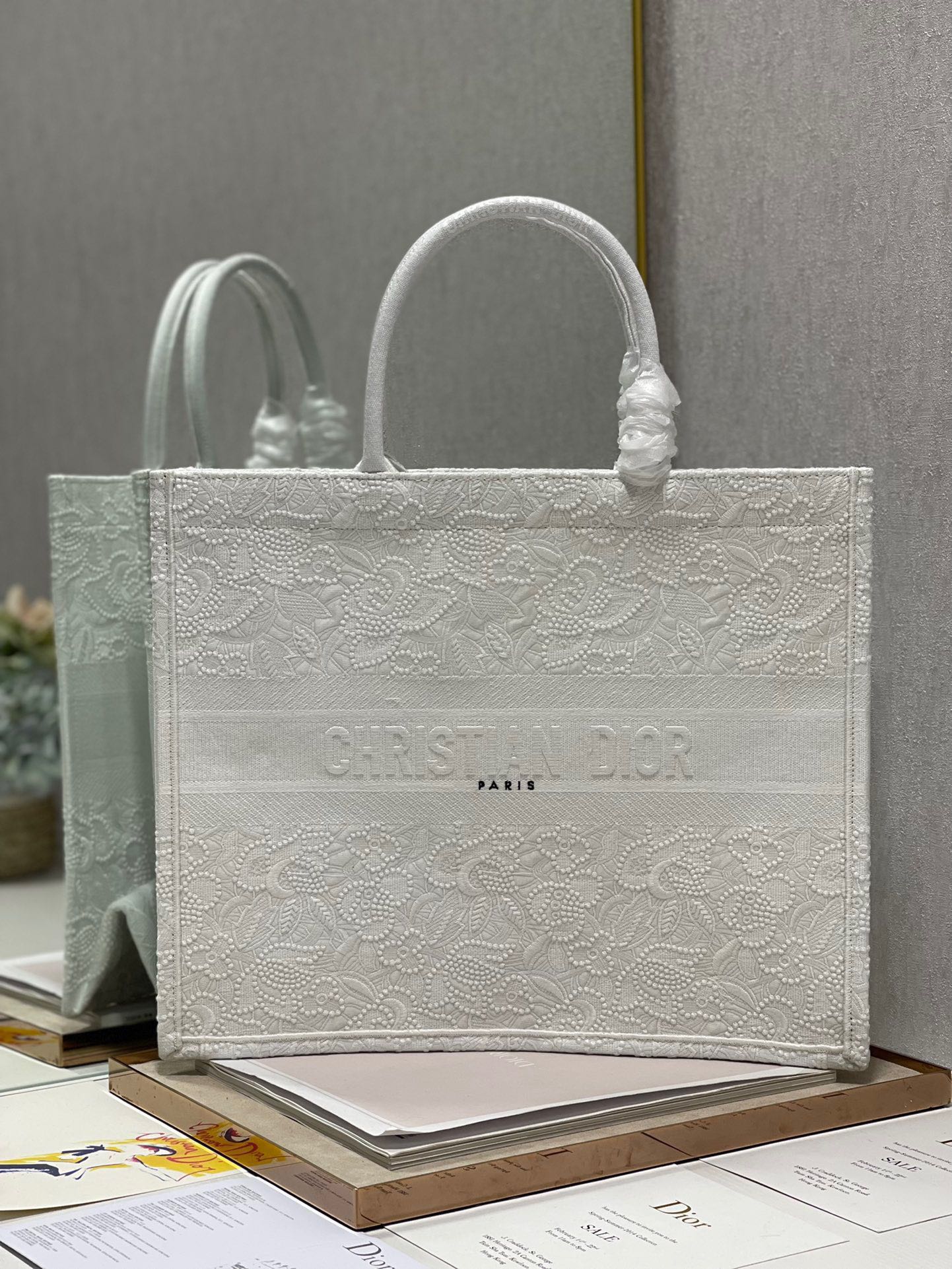 NO:719978,Event clearance, large size, original order quality, no returns or exchanges [lace white large size] Dior book tote shopping bag This Book Tote handbag is inspired by women's creative director Maria Grazia Chiuri. It is a flagship product that embodies Dior's aesthetic. It can store a variety of daily necessities, and has a new interpretation of the Bayadere pattern mixed effect D-Stripes pattern embroidery, which is more fashionable. The front is decorated with 'Christian  Dior” logo fully reflects Dior’s exquisite craftsmanship. Style number 1286, size 42×35×18.5cm, special price, dior19860909活动大清仓,大号 原单品质,不支持退换【蕾丝白 大号】 Dior book tote 购物袋 这款Book Tote手袋灵感来自女装创意总监玛丽亚·嘉茜娅·蔻丽（Maria Grazia Chiuri）是体现Dior审美的主打产品.可收纳各种日常用品,全新演绎Bayadere图案混合效果D-Stripes图案刺绣,更具时尚风范.正面饰以“Christian Dior”标志,充分体现了Dior的精湛工艺. 款号1286 尺寸42×35×18.5cm,特价,dior,Bag